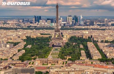 Paryż - Wieża Eiffla na tele panoramy miasta